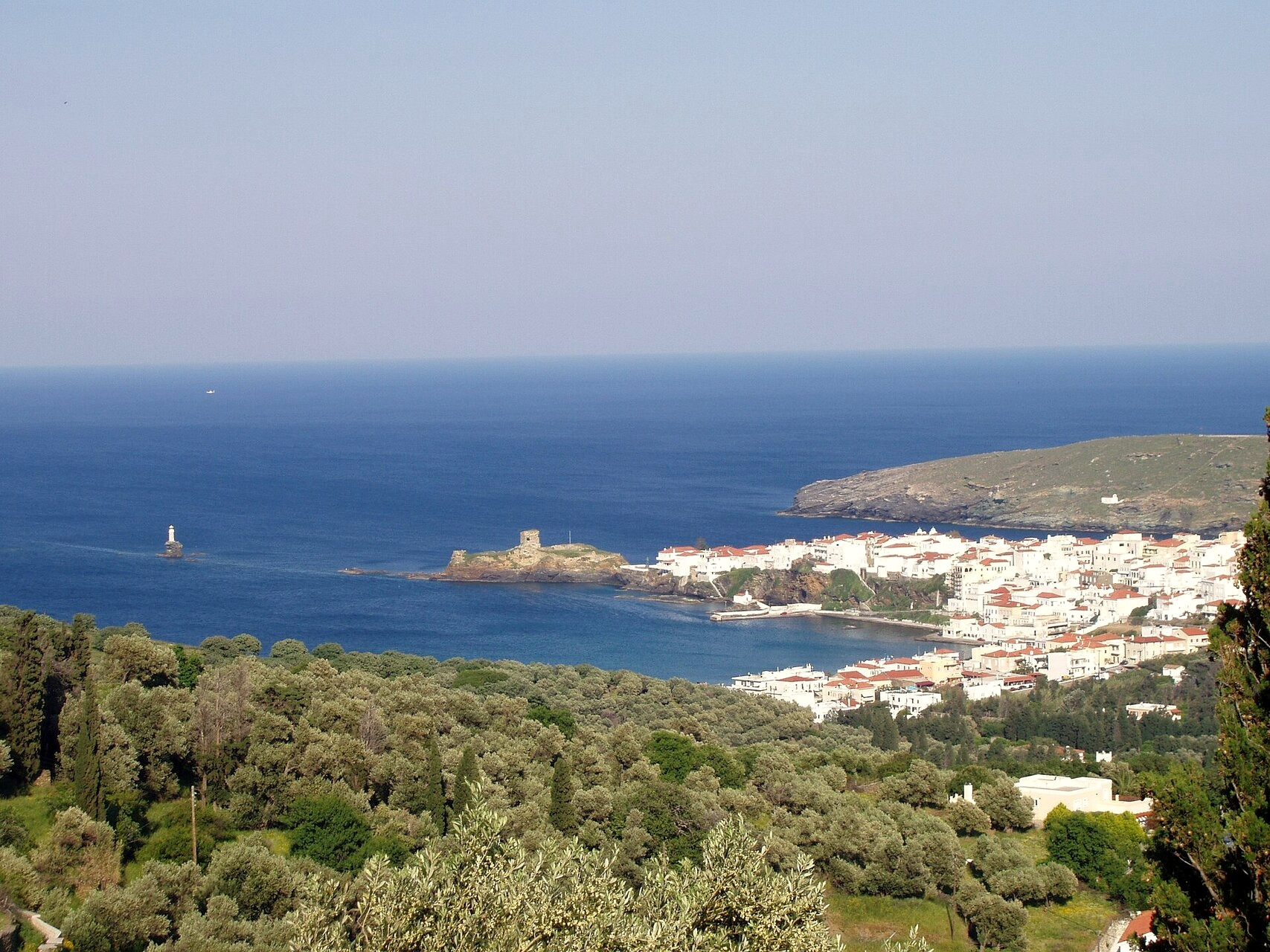 Colline verdeggianti sopra la baia di Chora - Andros - Cicladi, Grecia