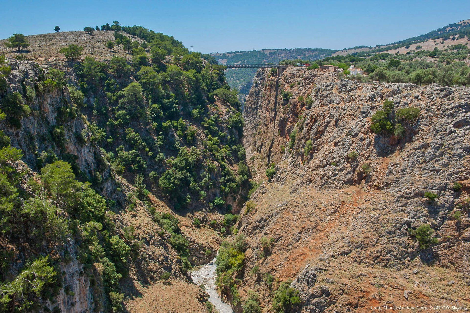 Gorges d'Aradena aux falaises abruptes et végétalisées - Chania - Crète