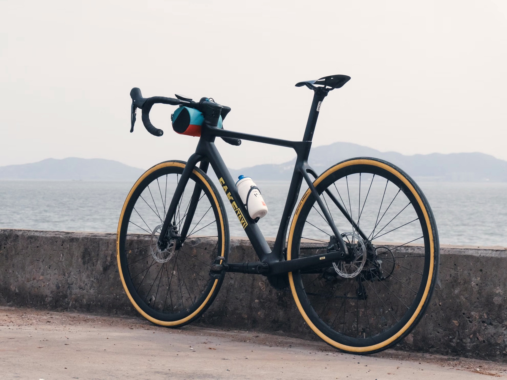 Bicicletta parcheggiata di fronte al mare e alle colline - Grecia
