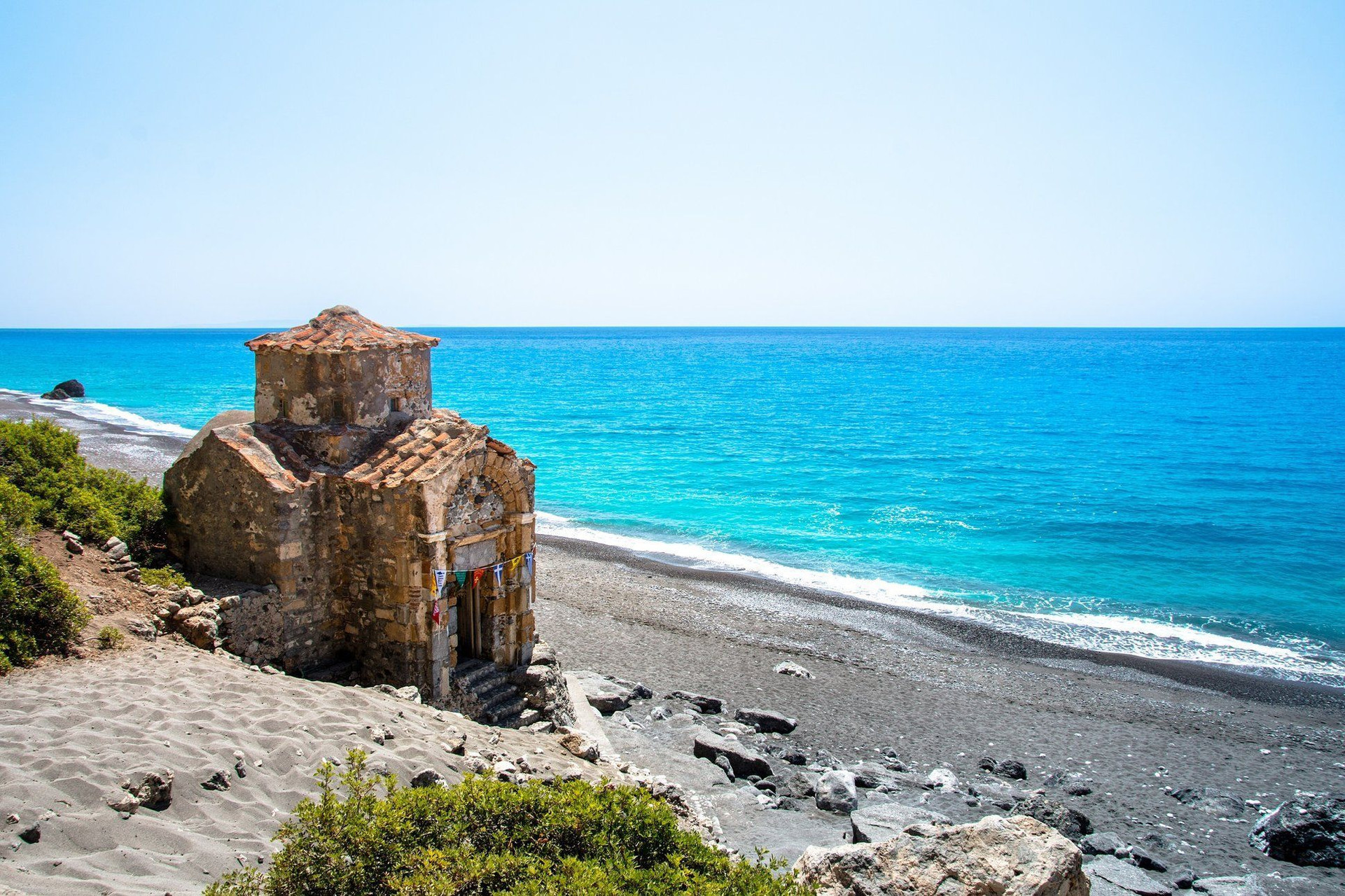 © Adobe Stock Cappella bizantina su una spiaggia di fronte al mare turchese - Creta - Grecia