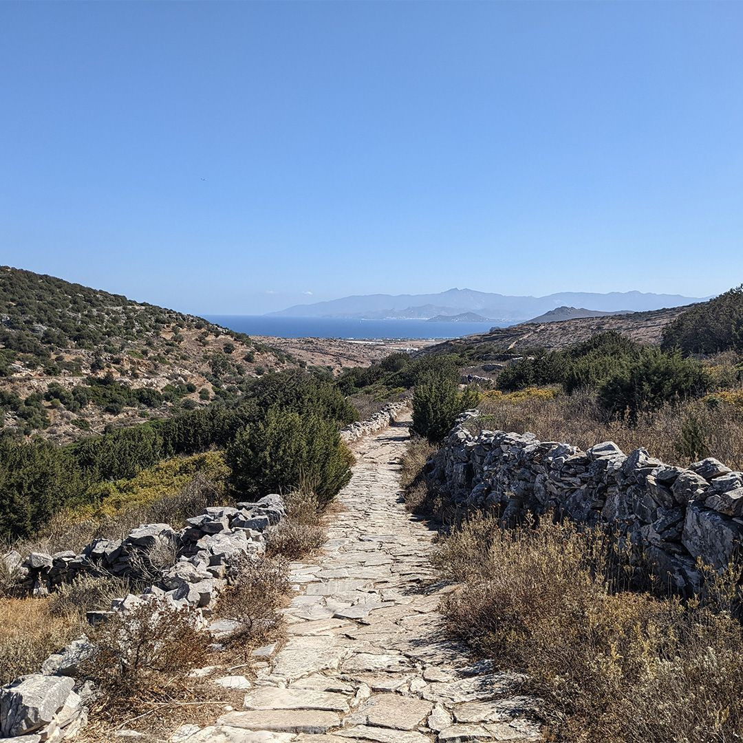 Sentiero bizantino lastricato di marmo da Lefkes a Prodromos - Paros - Grecia