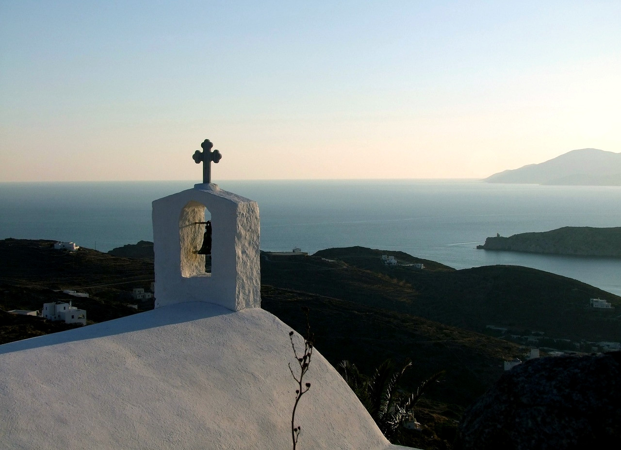 Cappella bianca sopra il mar Egeo - Cicladi, Grecia