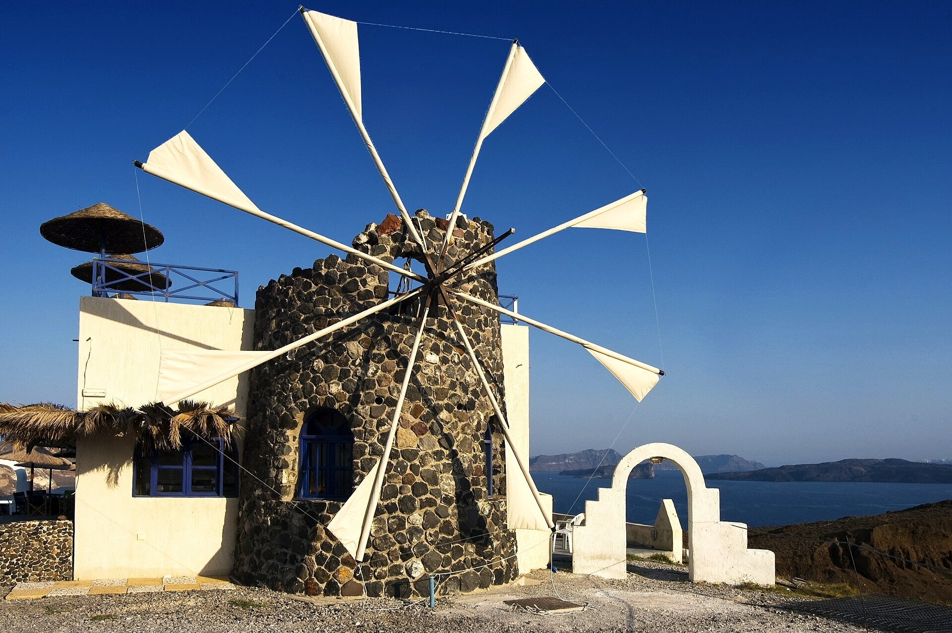 Mulino a vento tradizionale affacciato sul Mar Egeo - Cicladi - Grecia © Wolfgang Staudt / Wikimedia (CC BY 2.0)