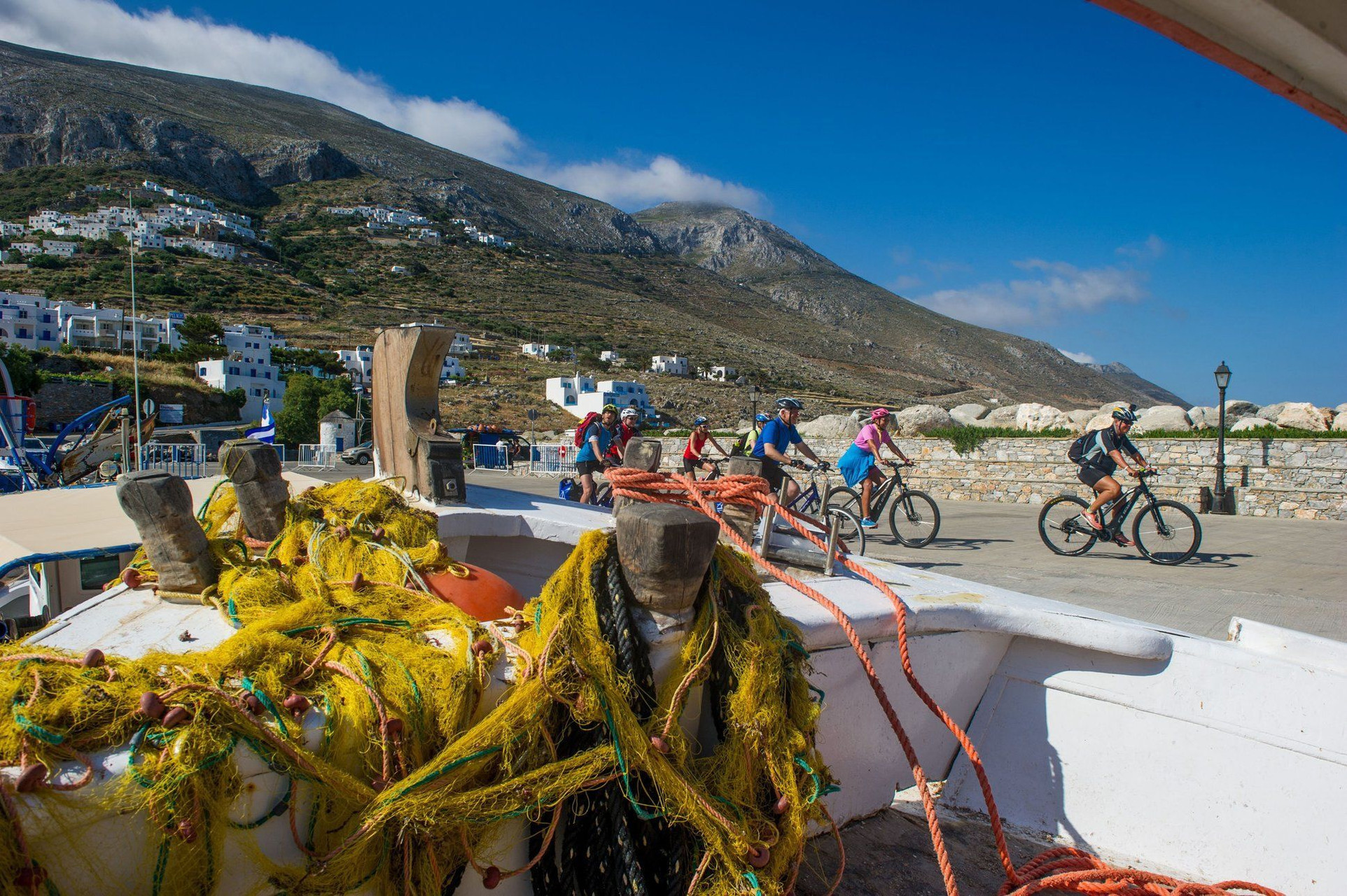 Cyclistes sur le quai du port - Amorgos - Cyclades - Grèce © Ivan Duran