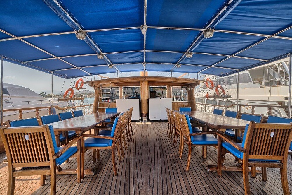 Pont du voilier Thalassa avec tables et chaises - Cyclades - Grèce