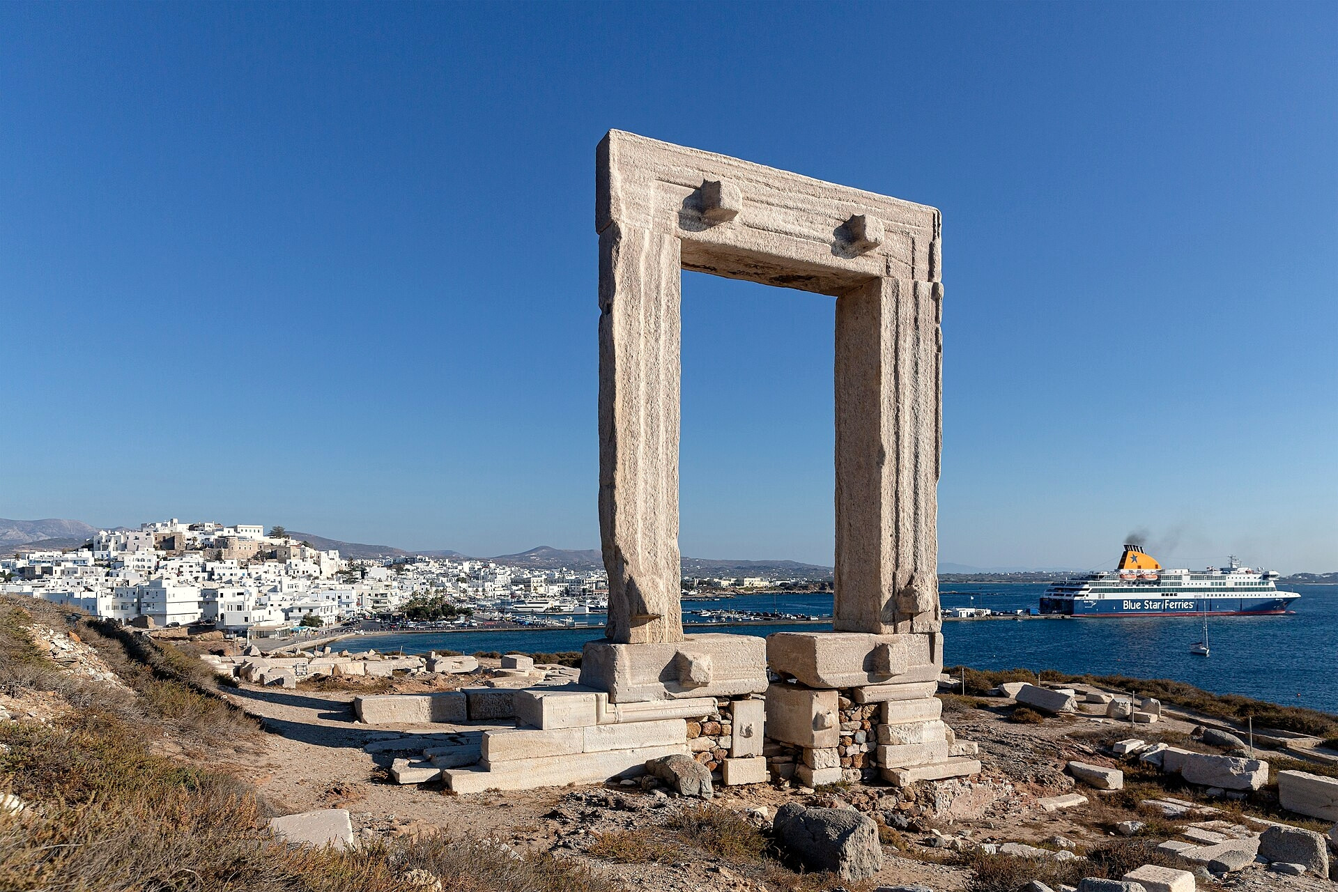 Traghetto che passa davanti alla Portara di Naxos - Naxos, Cicladi - Grecia © Manfred Werner / Wikimedia (CC BY-SA 4.0)