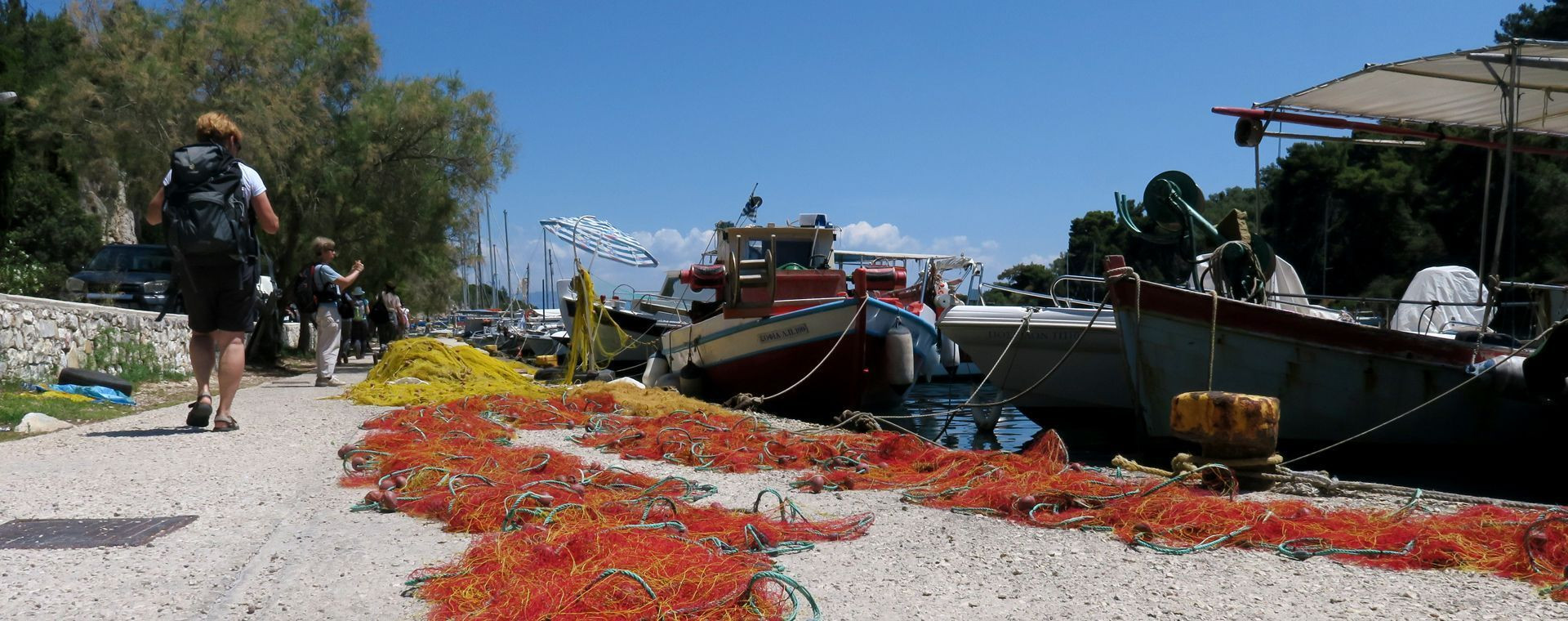 Filets de pêche et barques dans un petit port - Îles Ioniennes - Grèce