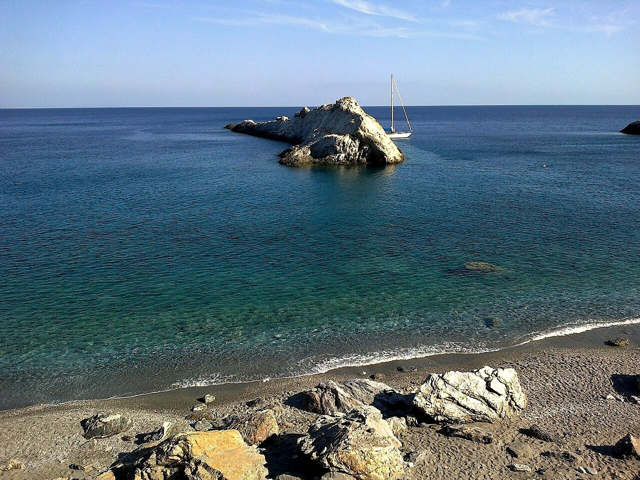 Caletta selvaggia dalle acque cristalline di Folegandros - Cicladi - Grecia