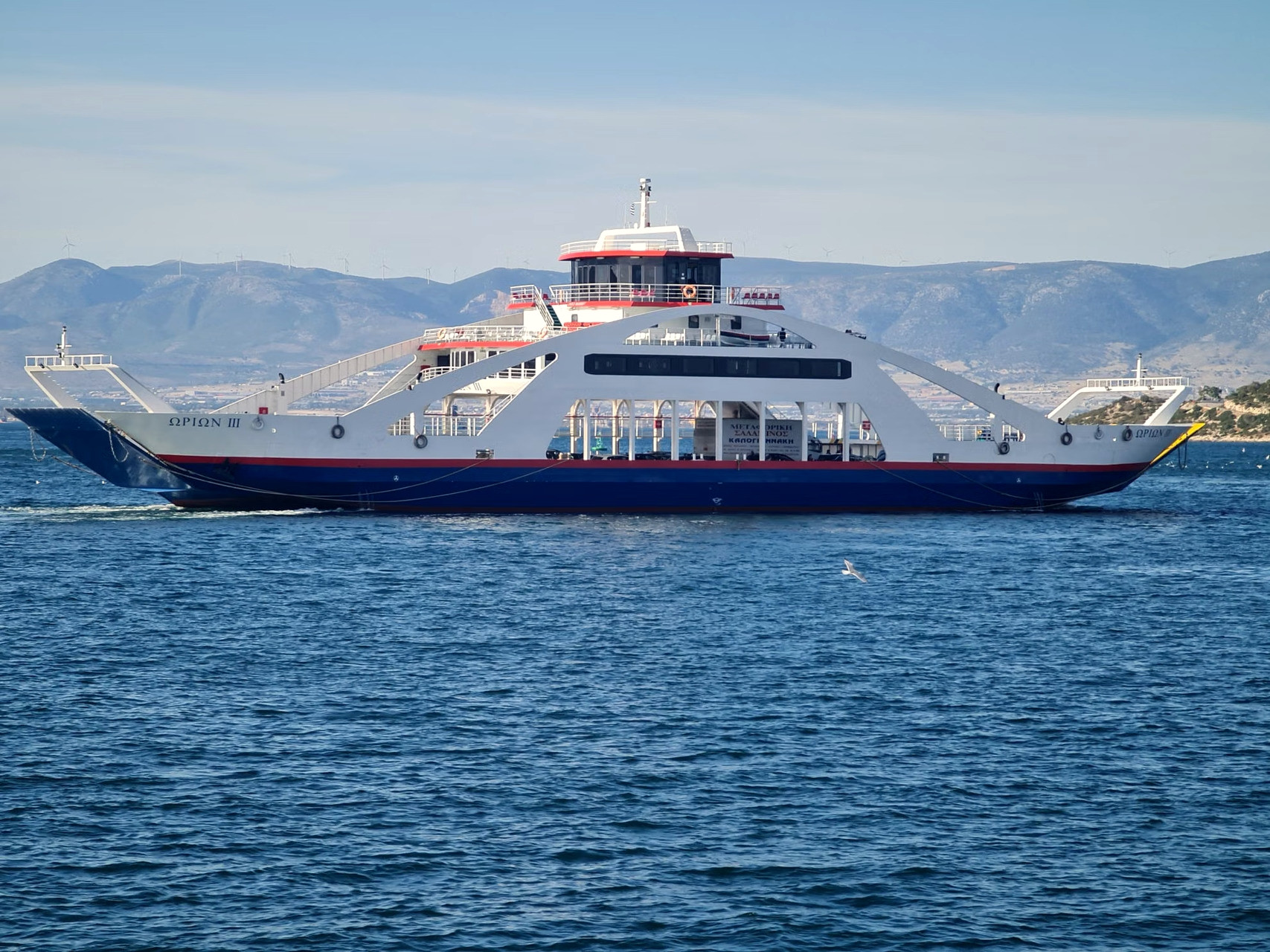 Traghetto in navigazione nel mar Egeo tra le isole - Grecia