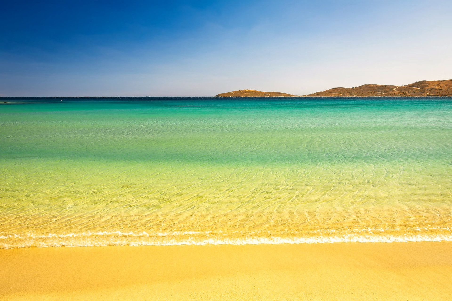 Spiaggia dalle acque turchesi sotto il sole d'estate - Isole greche - Grecia
