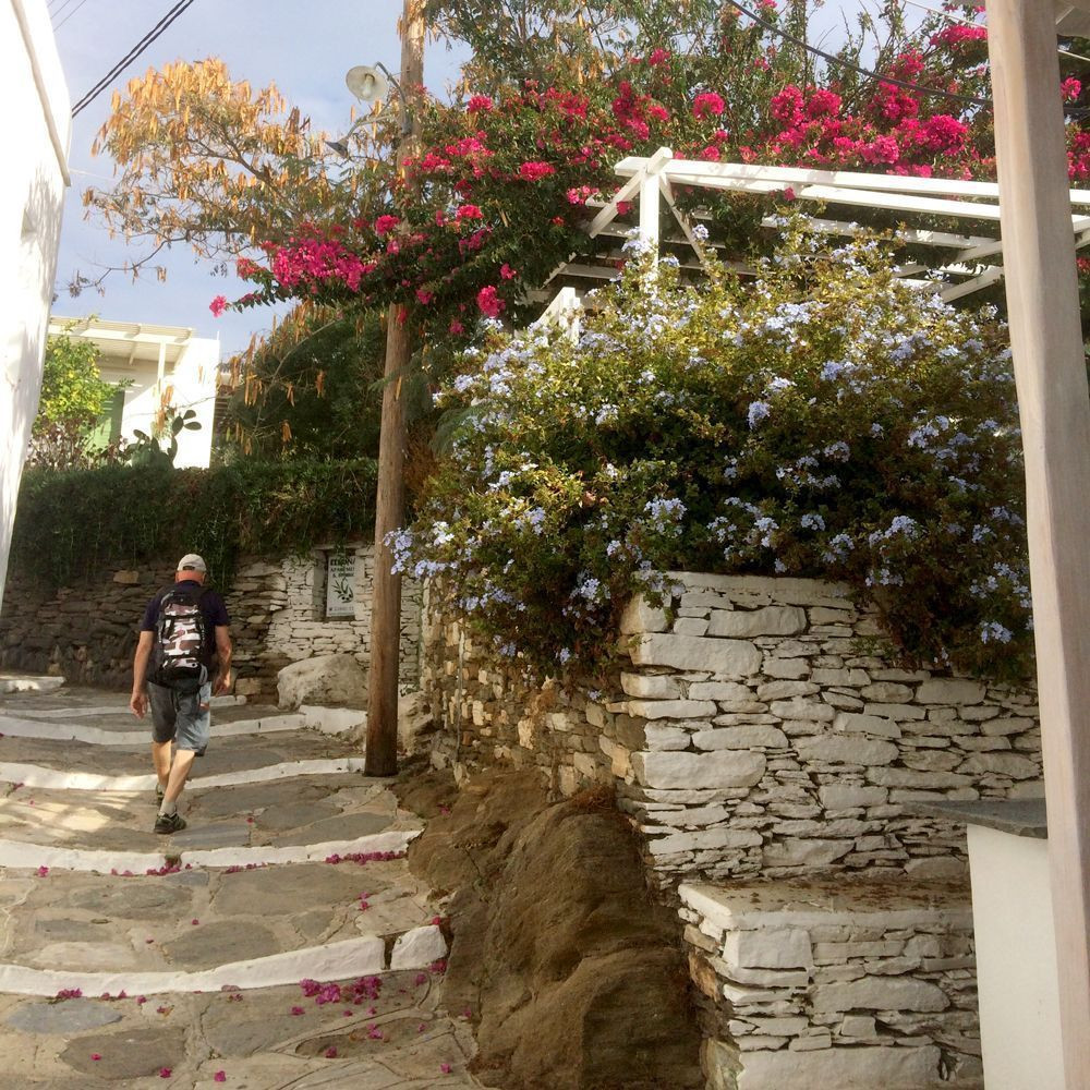 Trekker in una viuzza fiorita di Apollonia - Sifnos - Grecia