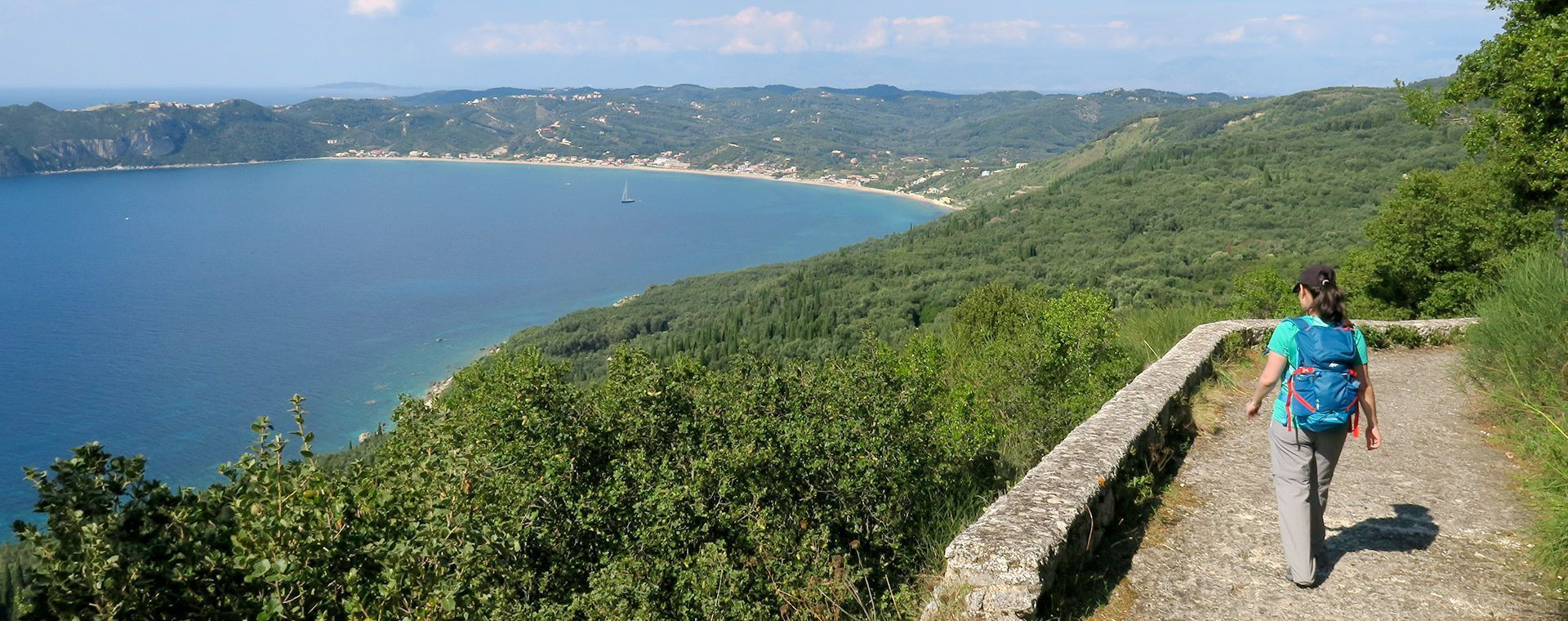 Randonneuse sur un sentier dominant la baie d'Agios Georgios - Corfou - Grèce