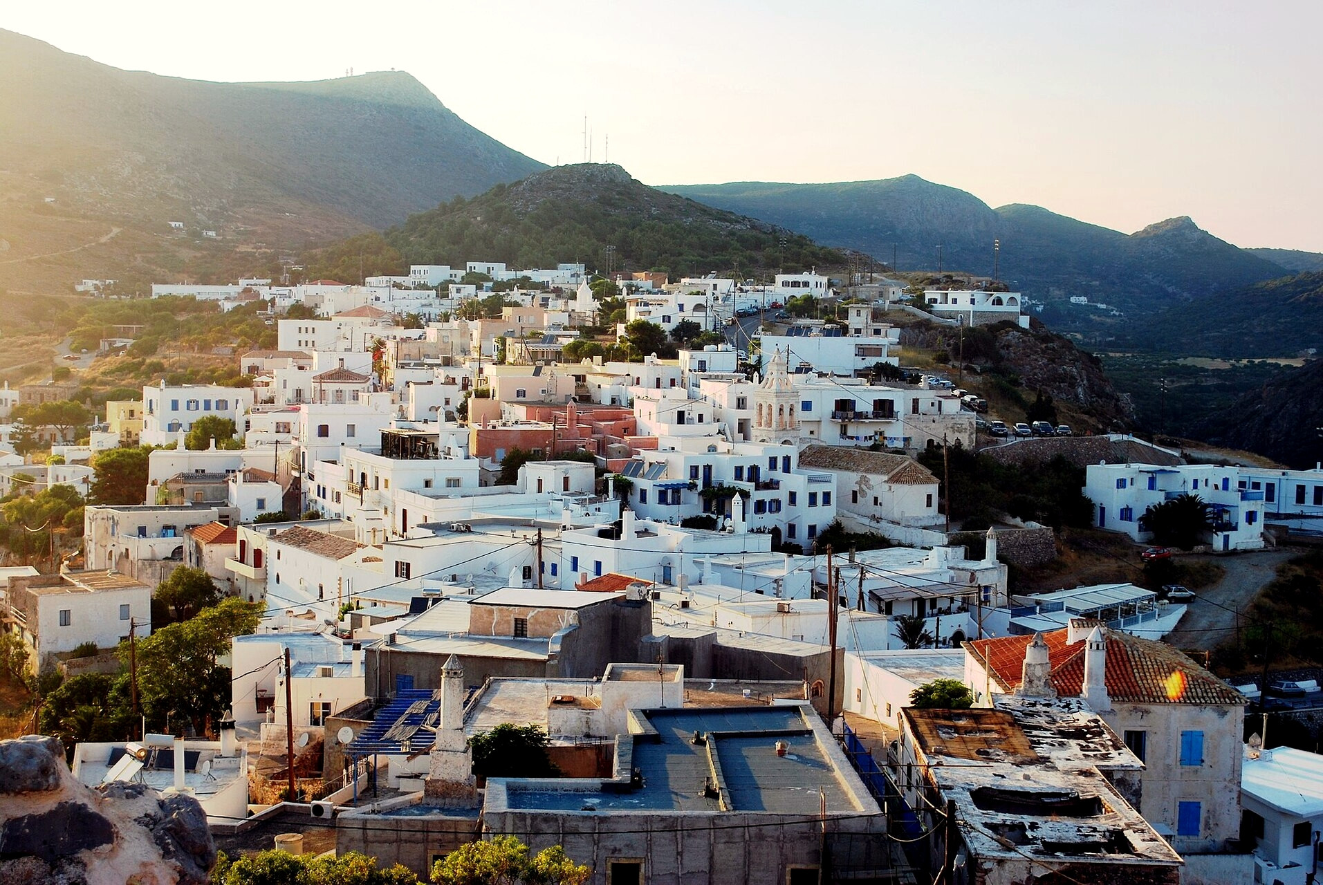 Borgo bianco di Chora disposto a terrazze sopra il mare - Citera - Grecia © Comzeradd / Wikimedia (CC BY-SA 3.0)