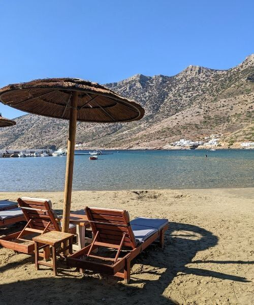 Transats et parasol sur la plage de Kamares - Île de Sifnos - Cyclades