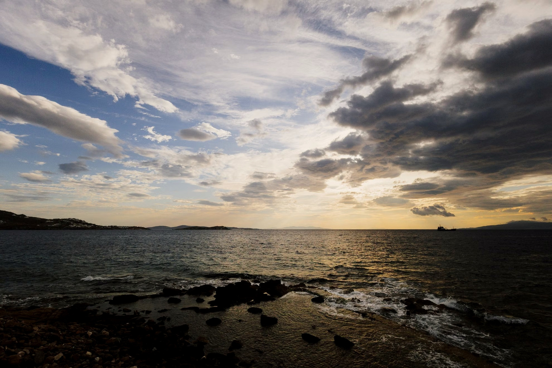 Cielo nuvoloso al crepuscolo sul Mar Egeo in inverno - Grecia