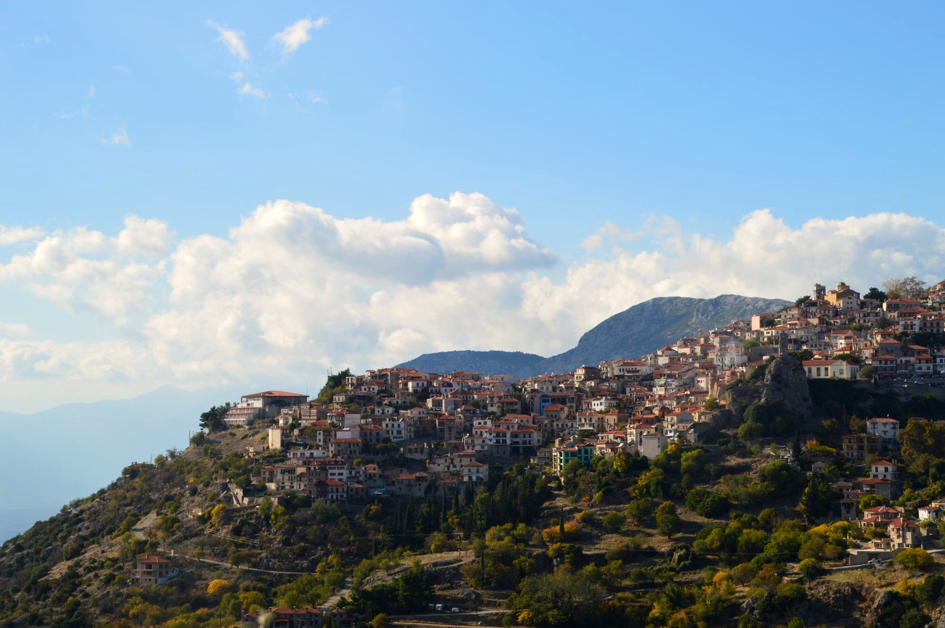 Villaggio di montagna aggrappato alla sua collina - Grecia continentale