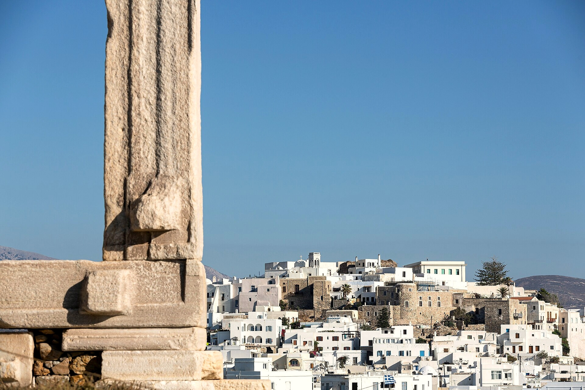 © Manfred Werner (Tsui), Wikimedia Commons (CC BY-SA 4.0) La Portara e il centro storico bianco di Naxos - Cicladi, Grecia © Manfred Werner (Tsui) / Wikimedia (CC BY-SA 4.0)