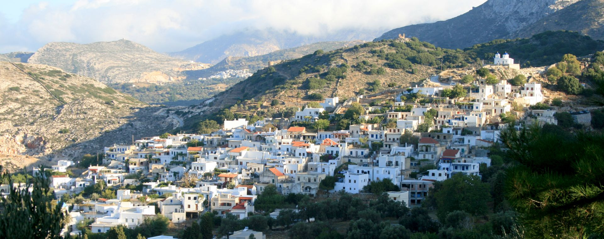 Borgo di Filóti sul fianco della montagna - Naxos - Cicladi, Grecia