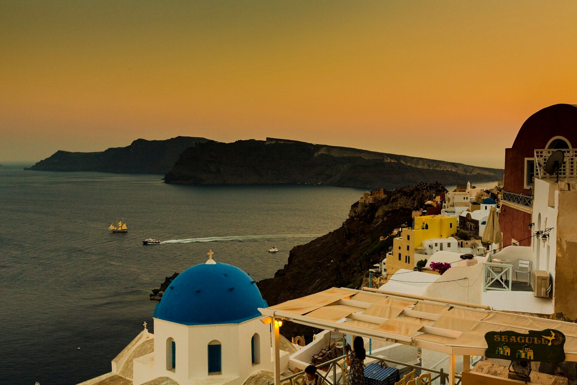 Villaggio di Oia sul bordo della caldera - Santorini, Cicladi - Grecia © Andreas Pantziarides / Wikimedia (CC BY 3.0)