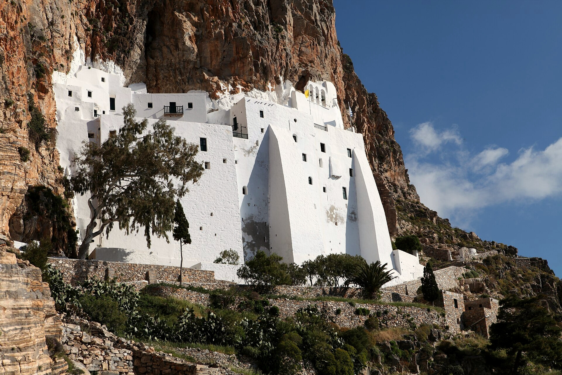 Monastero della Panagia Hozoviotissa aggrappato alla scogliera - Amorgos, Cicladi - Grecia