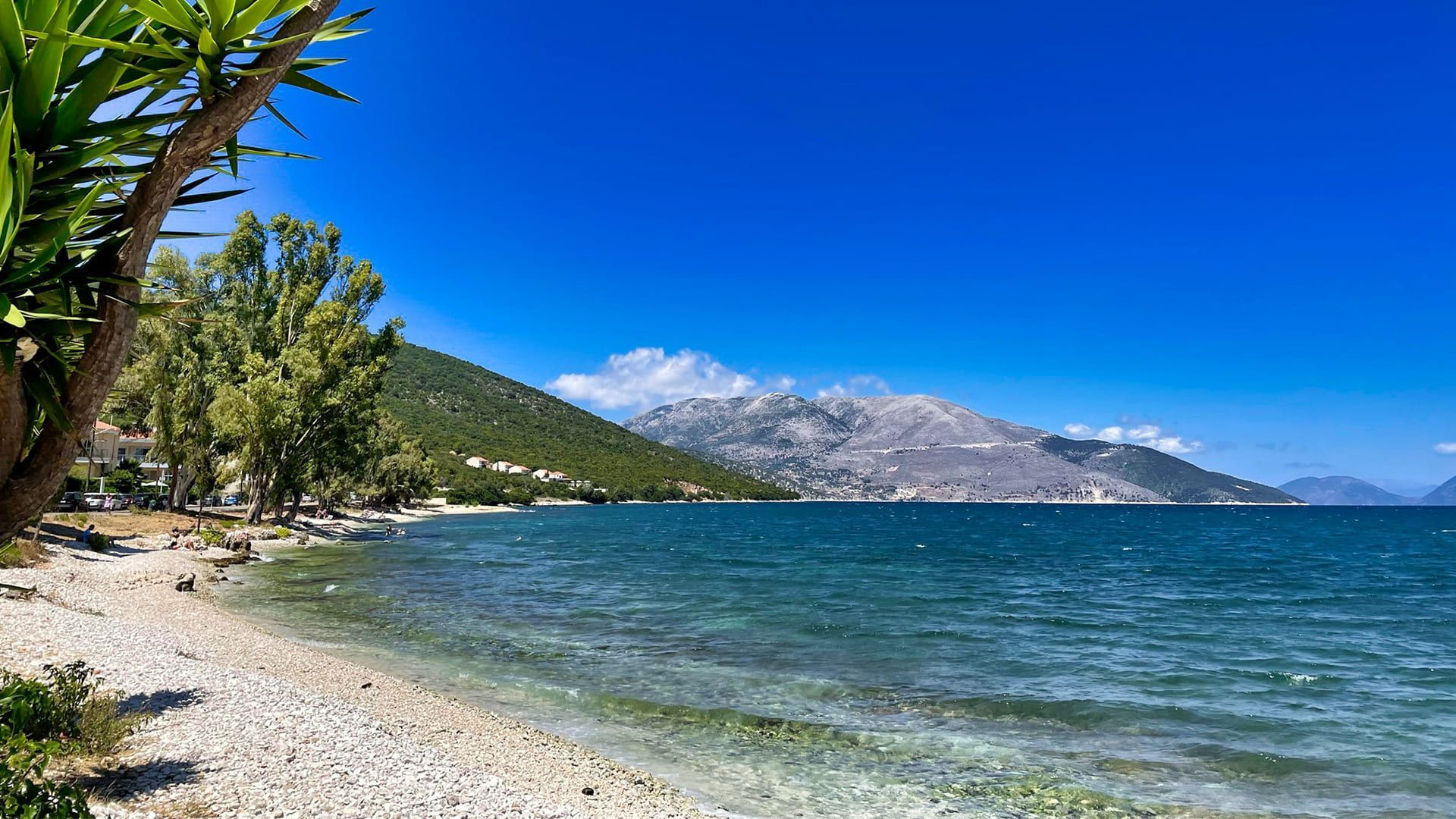 Plage de galets et baie turquoise à Sami - Céphalonie - Grèce