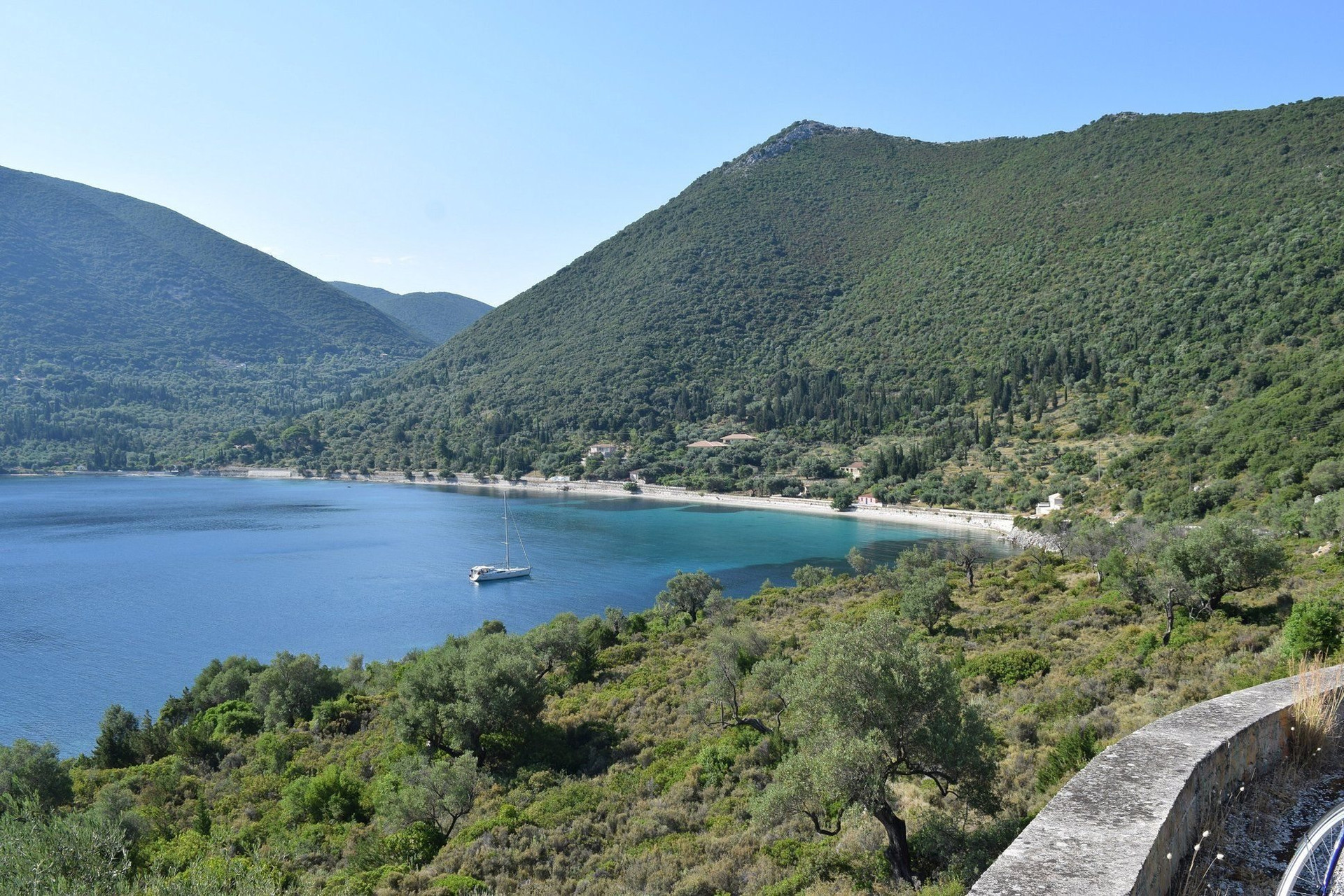 Baie et plage avec bateau au mouillage - Paxos - Îles Ioniennes, Grèce (2)