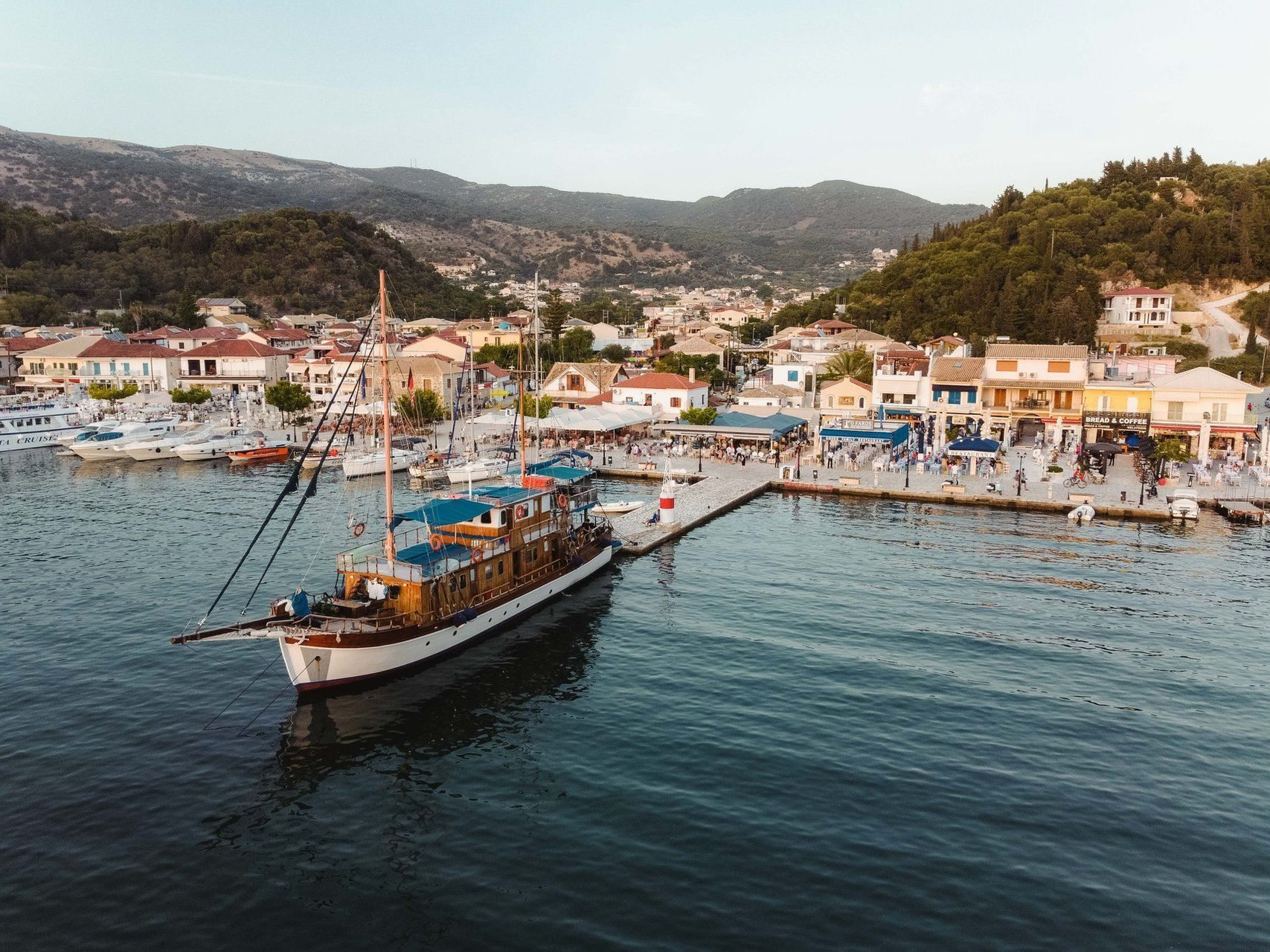 Vieux gréement en bois dans le port du village - Îles Ioniennes - Grèce (2)