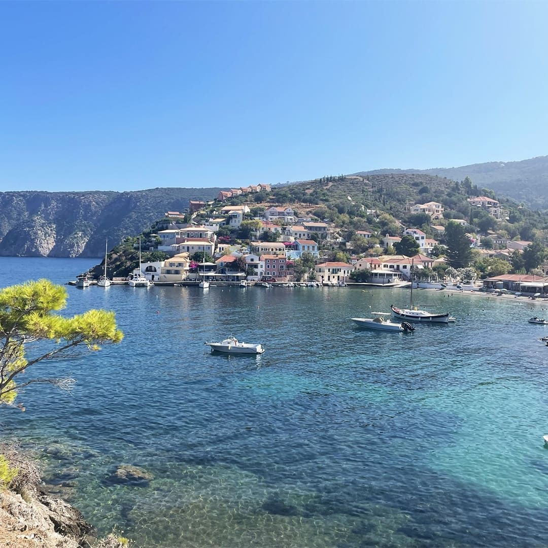 Il porto di Assos e la sua baia turchese - Cefalonia - Grecia