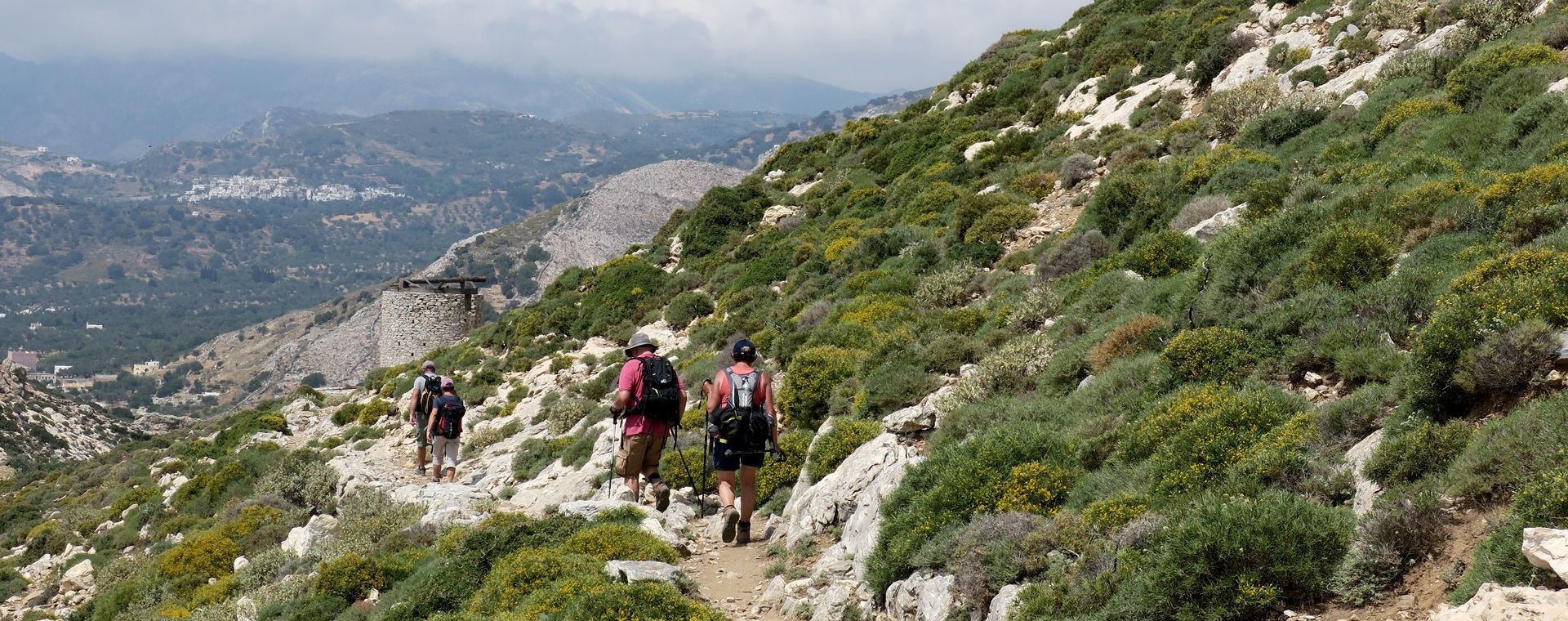 Camminatori su un sentiero di cresta - Naxos, Cicladi - Grecia