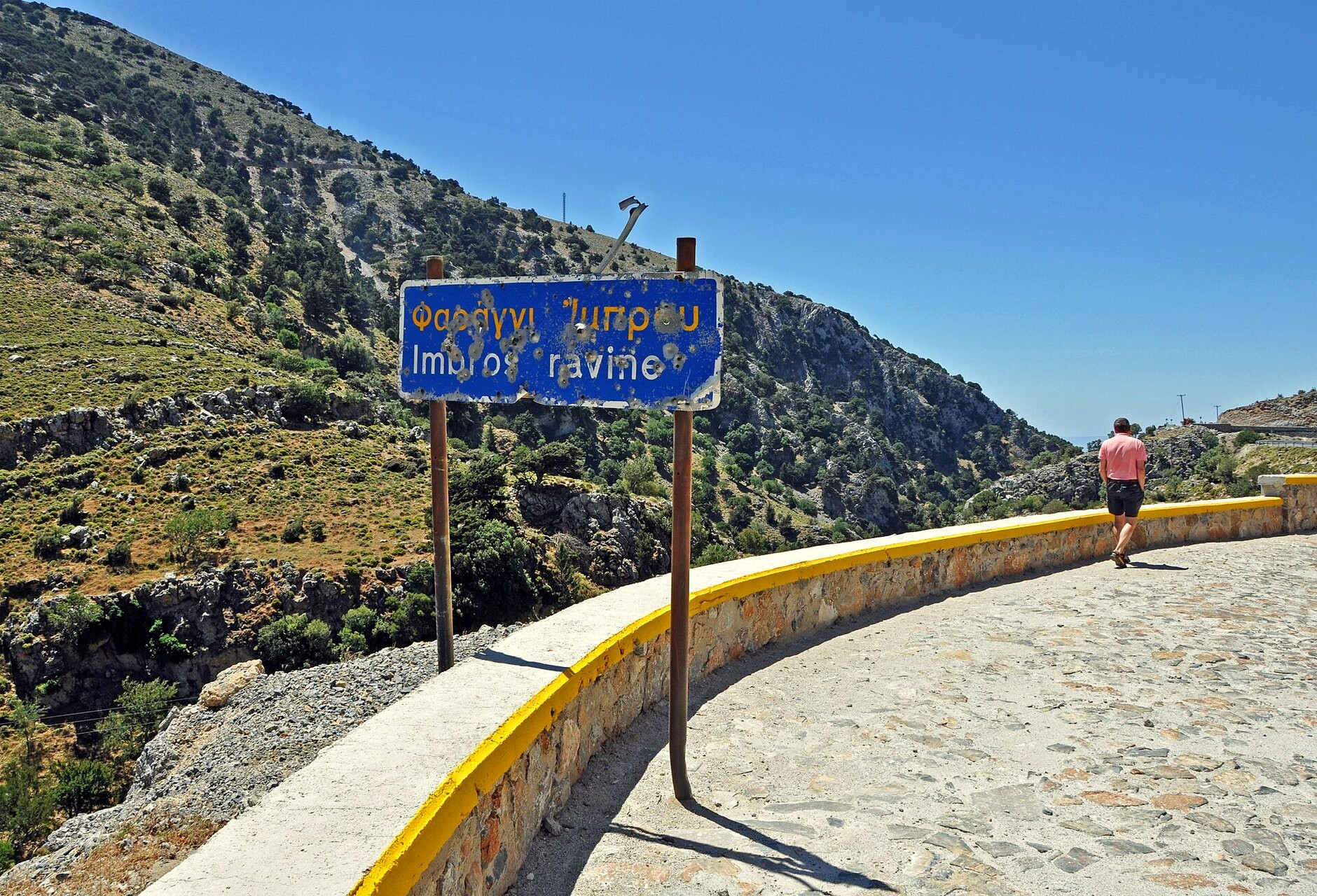 Camminatore all'ingresso delle gole di Imbros - Creta - Grecia © Marc Ryckaert / Wikimedia (CC BY 3.0)