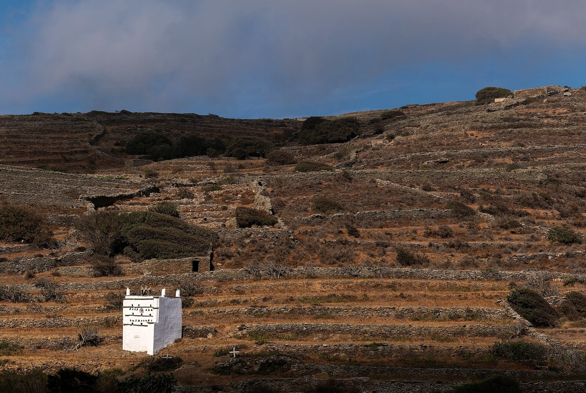 Colombaia bianca tra i terrazzamenti di Tarambados - Tinos - Cicladi, Grecia © Jules Verne Times Two / Wikimedia (CC BY-SA 4.0)