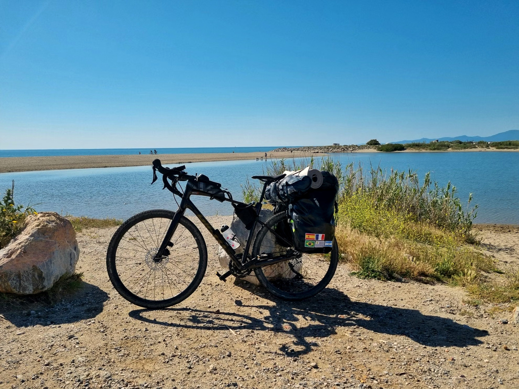 Bicicletta da viaggio carica di bagagli su una strada litoranea - Grecia