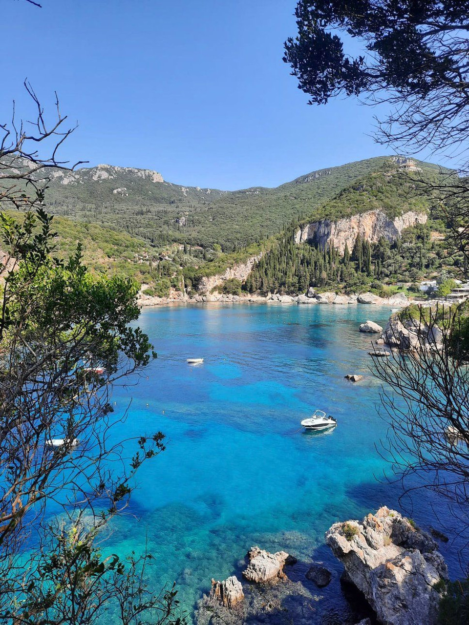 Crique turquoise de la plage de Rovinia - Corfou - Îles Ioniennes, Grèce