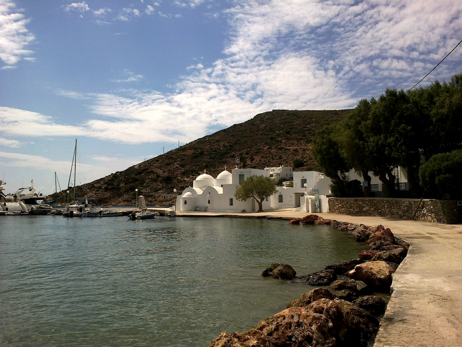 Baia di Vathy e il suo monastero - Sifnos, Cicladi - Grecia © rene boulay / Wikimedia (CC BY-SA 3.0)