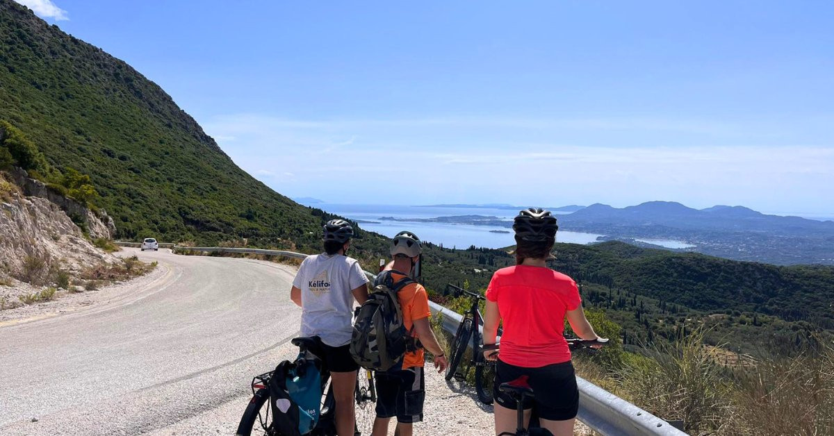 Ciclisti affacciati su una baia turchese - Corfù - Grecia