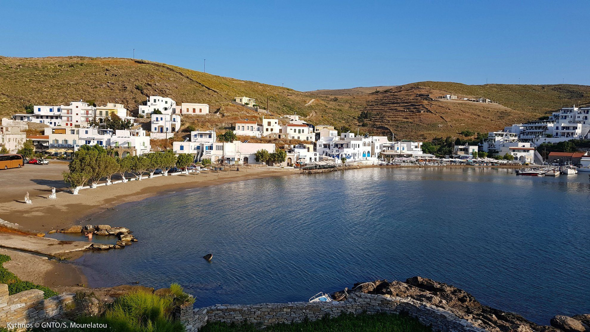 Plage et port du village - Kythnos - Cyclades, Grèce © S. Mourelatou