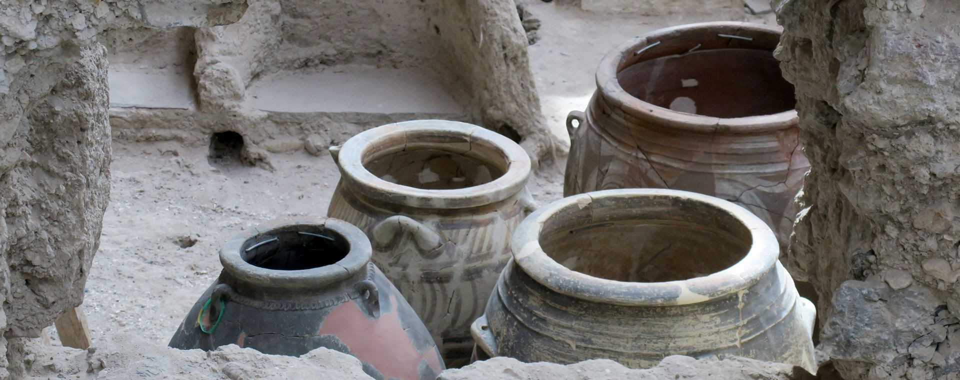 Jarres en terre cuite antiques sur un site archéologique - Espagne