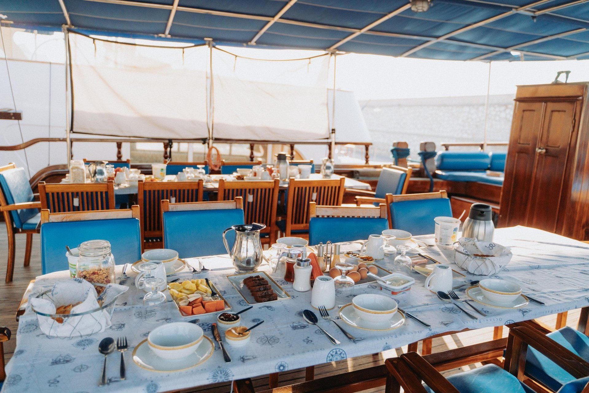 Petit-déjeuner dressé sur le pont d'un bateau de croisière - Méditerranée