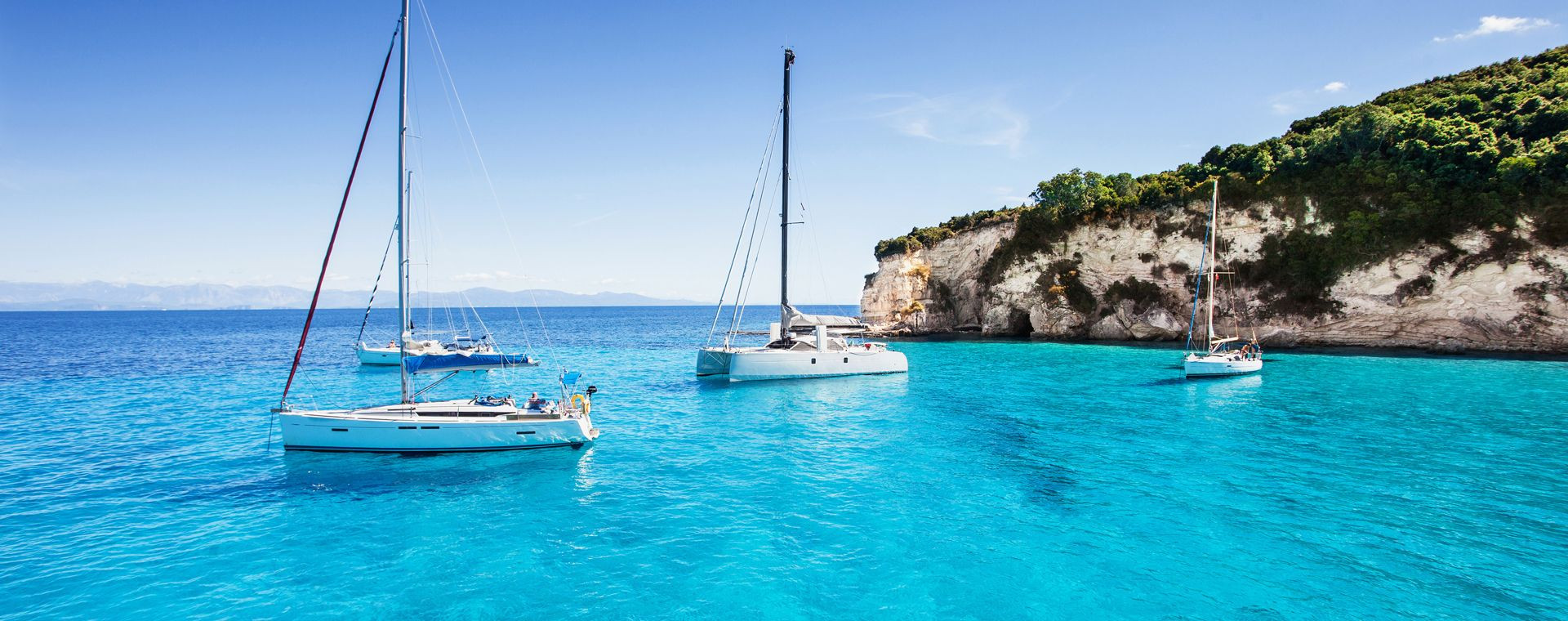 Barche a vela all'ancora in una baia di Paxos - Isole Ionie - Grecia