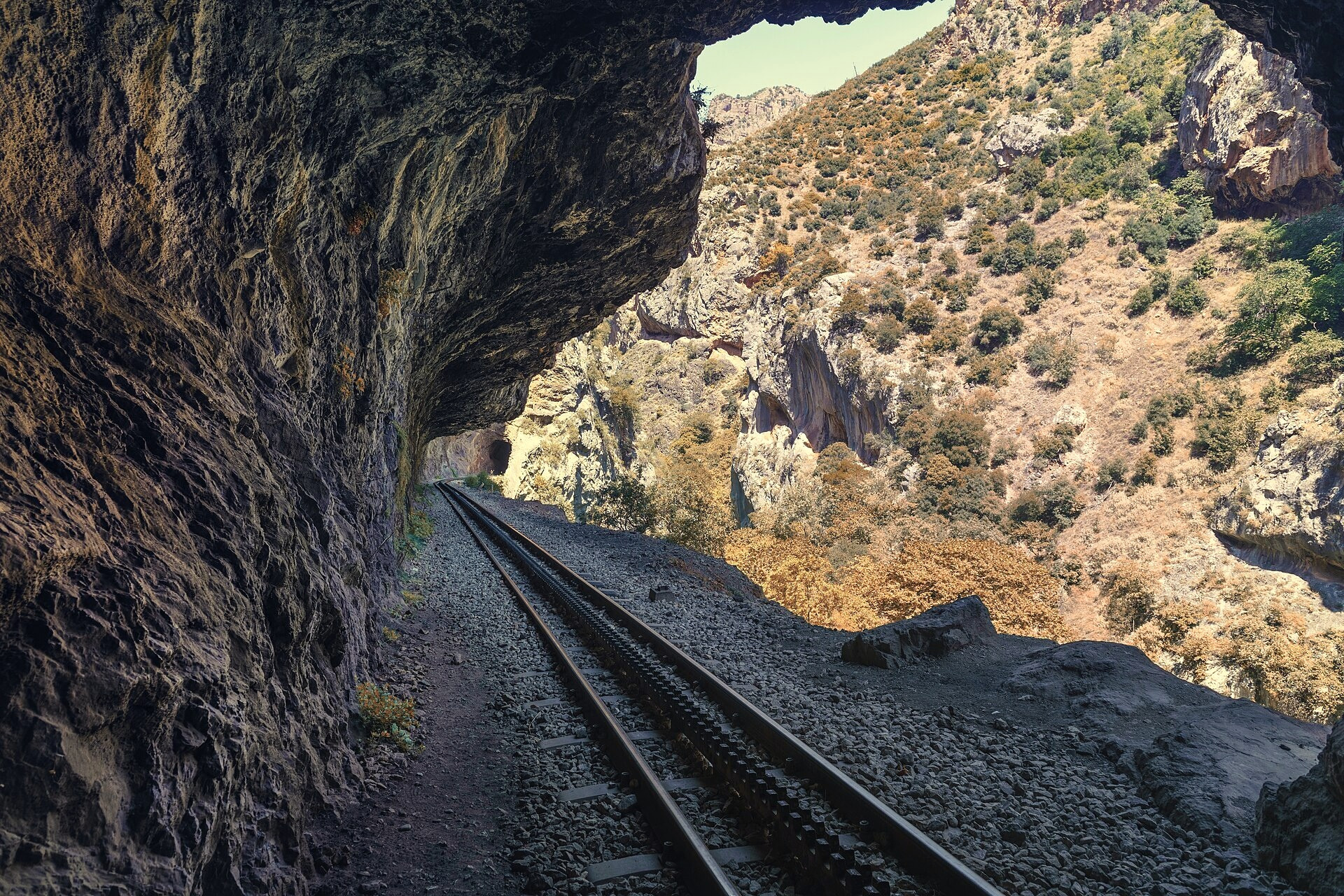 Treno a cremagliera nelle gole del Vouraikos - Peloponneso - Grecia © Stathis floros / Wikimedia (CC BY-SA 4.0)