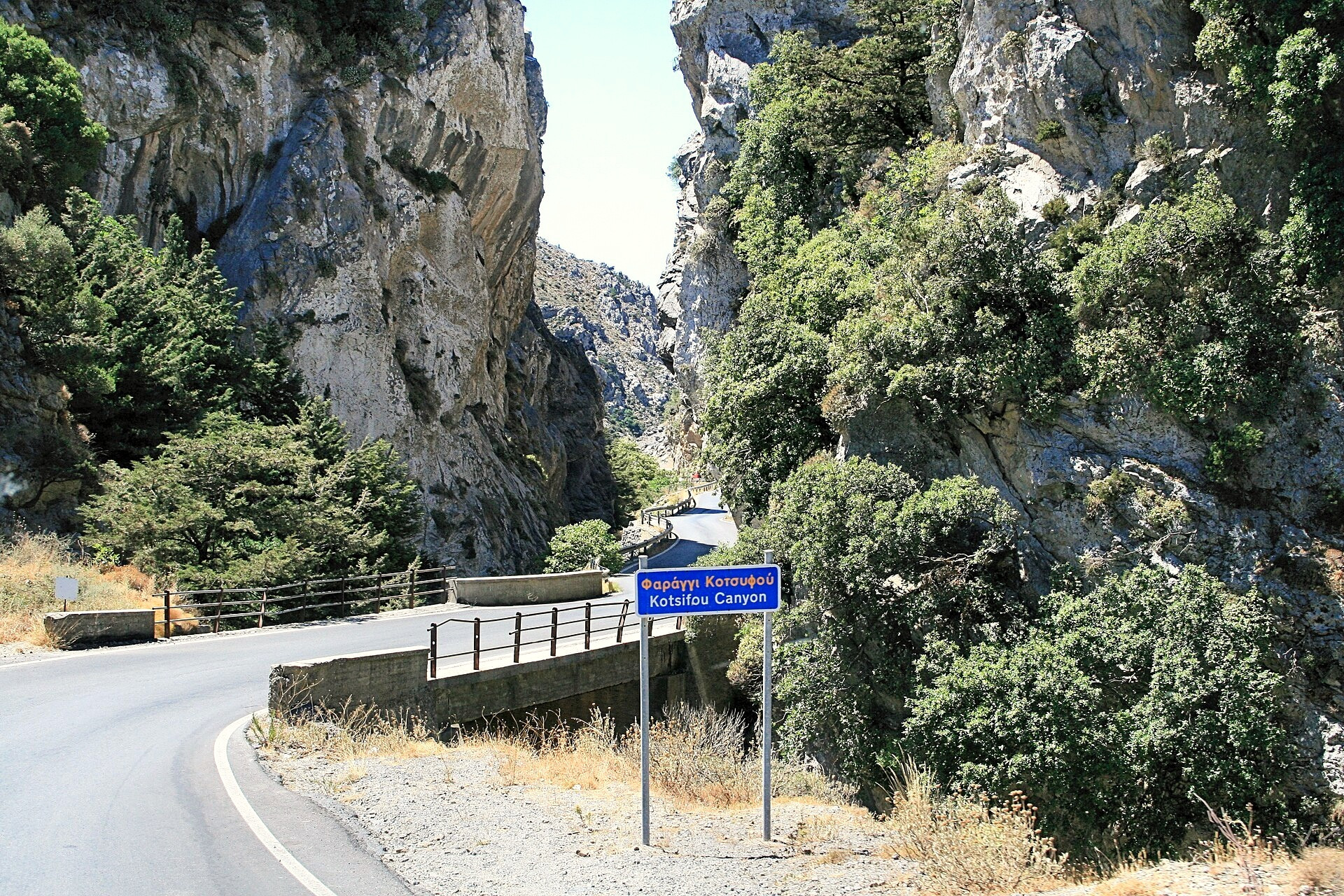 © Lapplaender, Wikimedia Commons (CC BY-SA 3.0) Strada tortuosa nelle gole di Kotsifou - Creta - Grecia © Lapplaender / Wikimedia (CC BY-SA 3.0)
